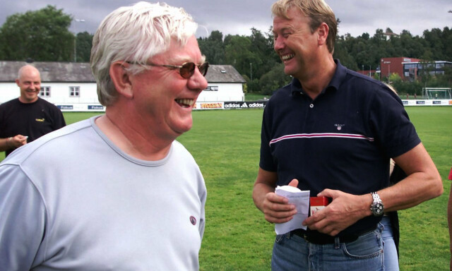 TRONDHEIM 20020813
Fotball. Rosenborg trener på Lerkendal.
Det var en munter tone mellom Nils Arne Eggen og Rosenborgs påtroppende trener Åge Hareide på treningen før mesterligakvalifiseringskampen mot Brøndby.
Foto: Gorm Kallestad / SCANPIX